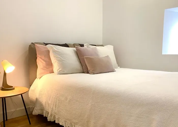 Between Historical Monuments Daire