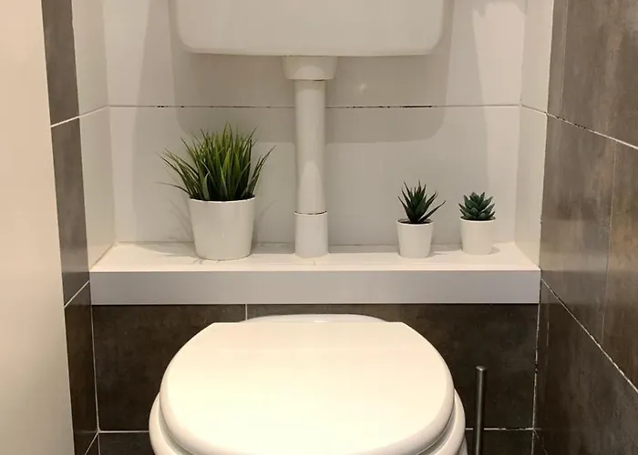 Between Historical Monuments 아파트