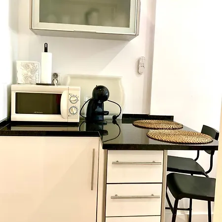 Between Historical Monuments Лісабон